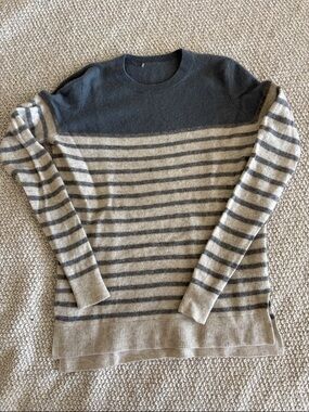 Vince cashmere sweater size xs